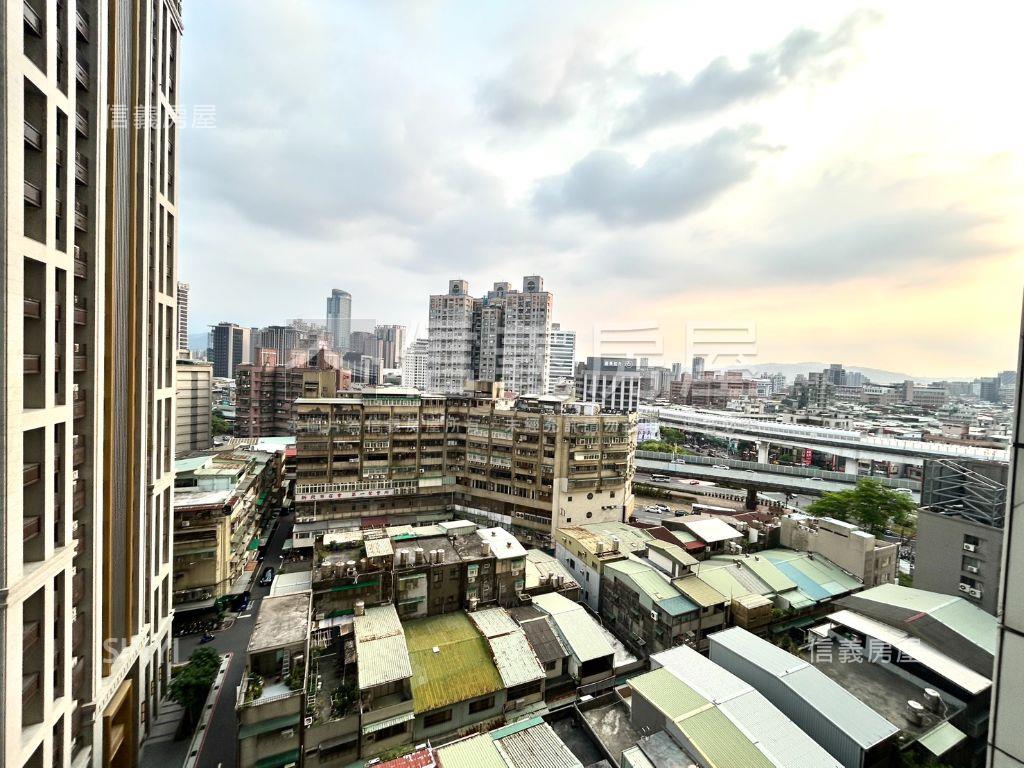 新巨蛋邊間四房車位房屋室內格局與周邊環境