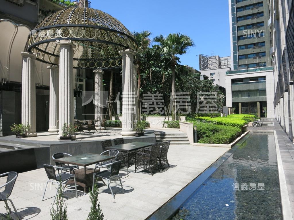 新巨蛋邊間四房車位房屋室內格局與周邊環境