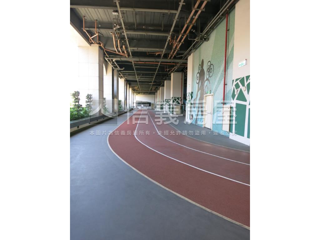 新巨蛋邊間四房車位房屋室內格局與周邊環境