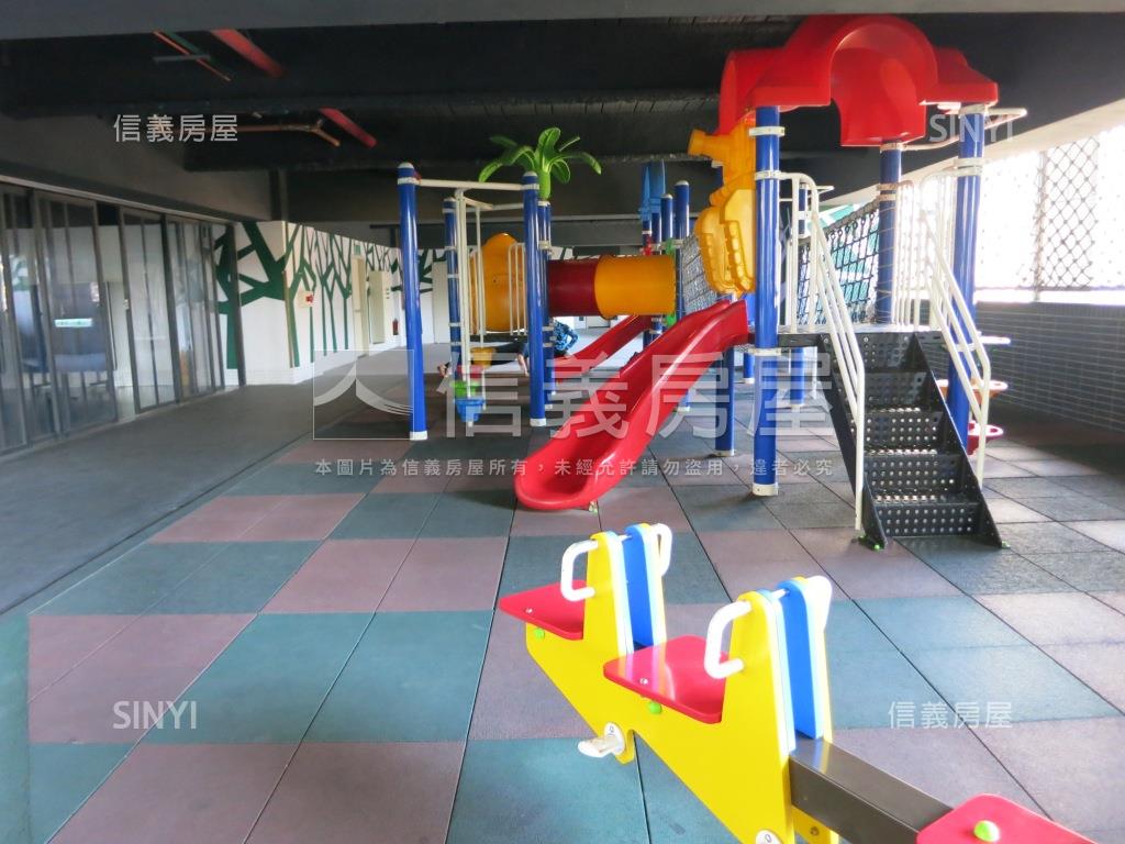 新巨蛋邊間四房車位房屋室內格局與周邊環境