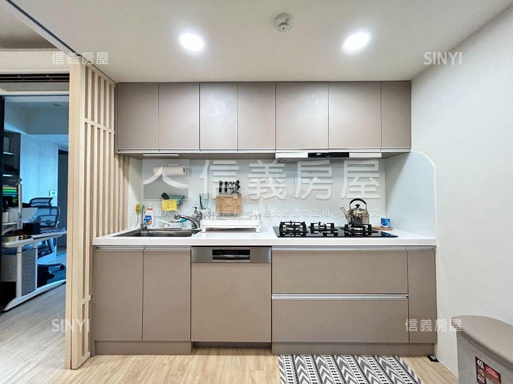 雙捷運頂樓花園附車位房屋室內格局與周邊環境