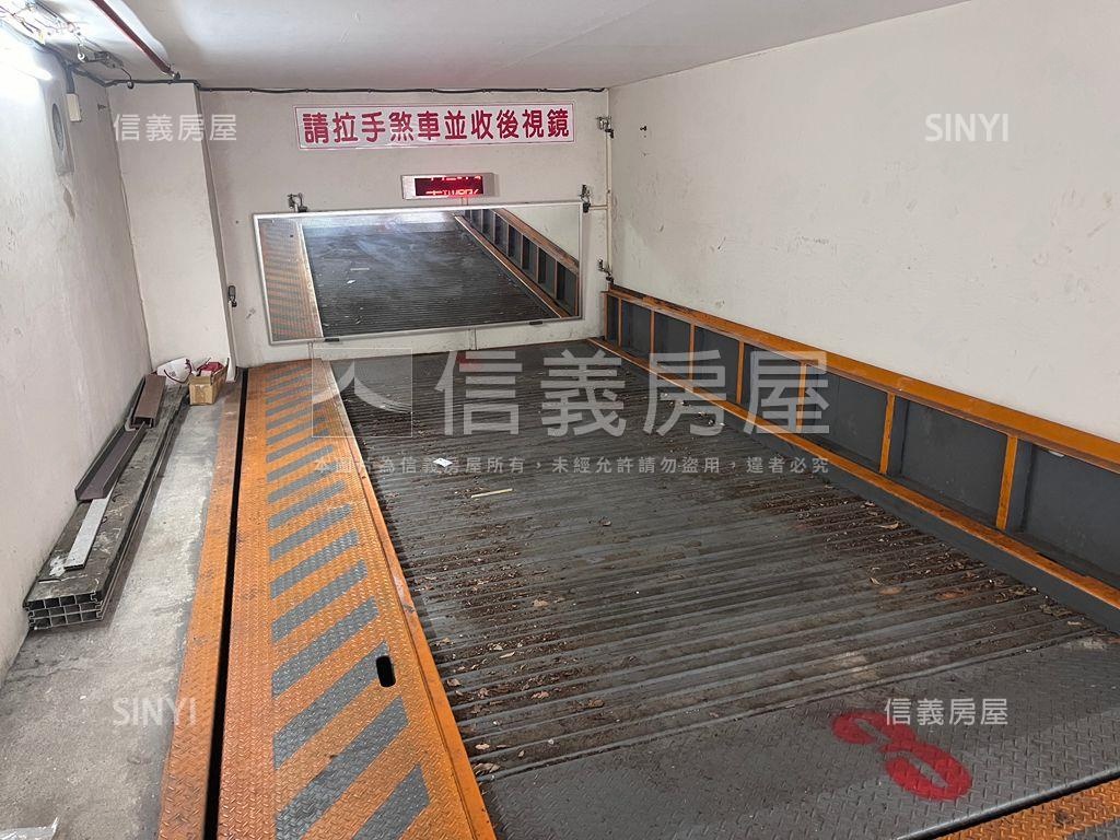 稀有民生西路休旅車位房屋室內格局與周邊環境