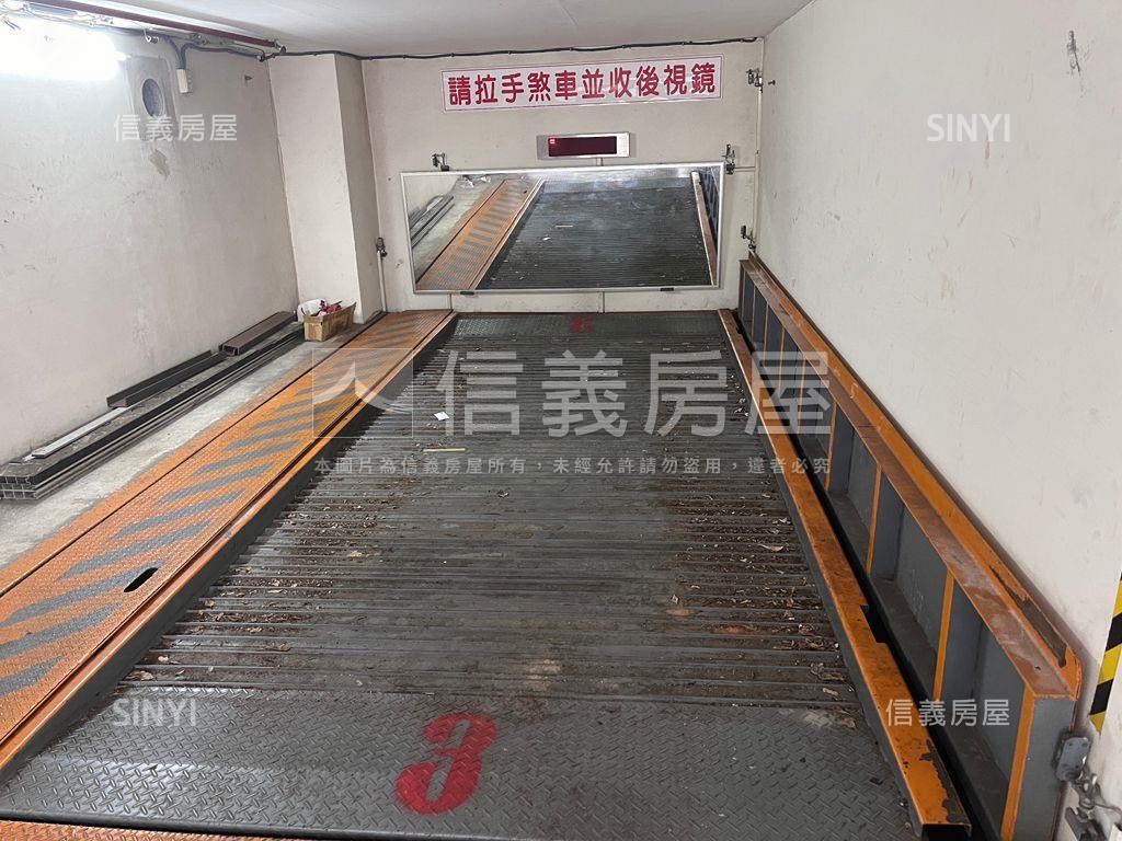 稀有民生西路休旅車位房屋室內格局與周邊環境
