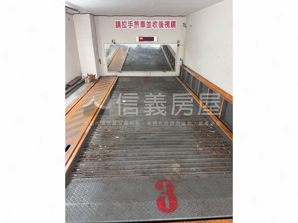 稀有民生西路休旅車位房屋室內格局與周邊環境