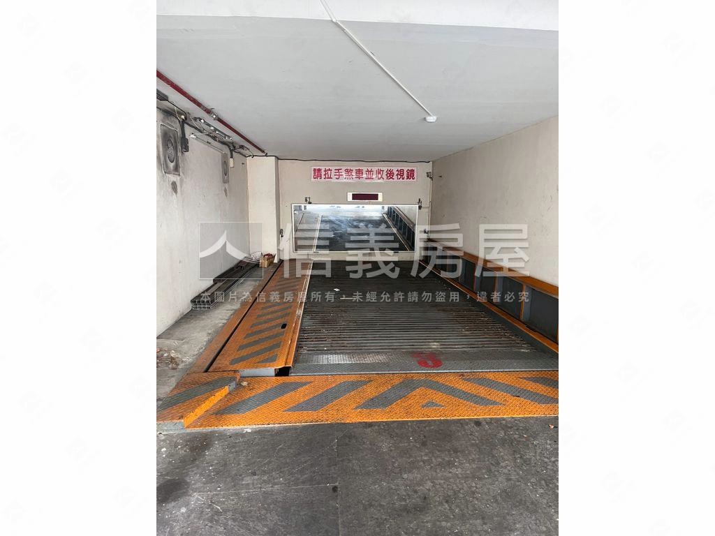 稀有民生西路休旅車位房屋室內格局與周邊環境