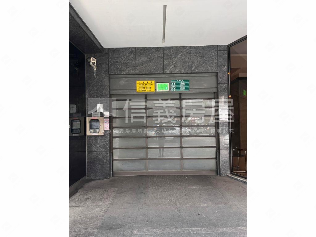 稀有民生西路休旅車位房屋室內格局與周邊環境