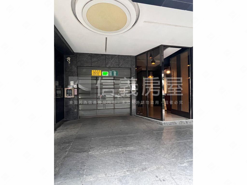 稀有民生西路休旅車位房屋室內格局與周邊環境