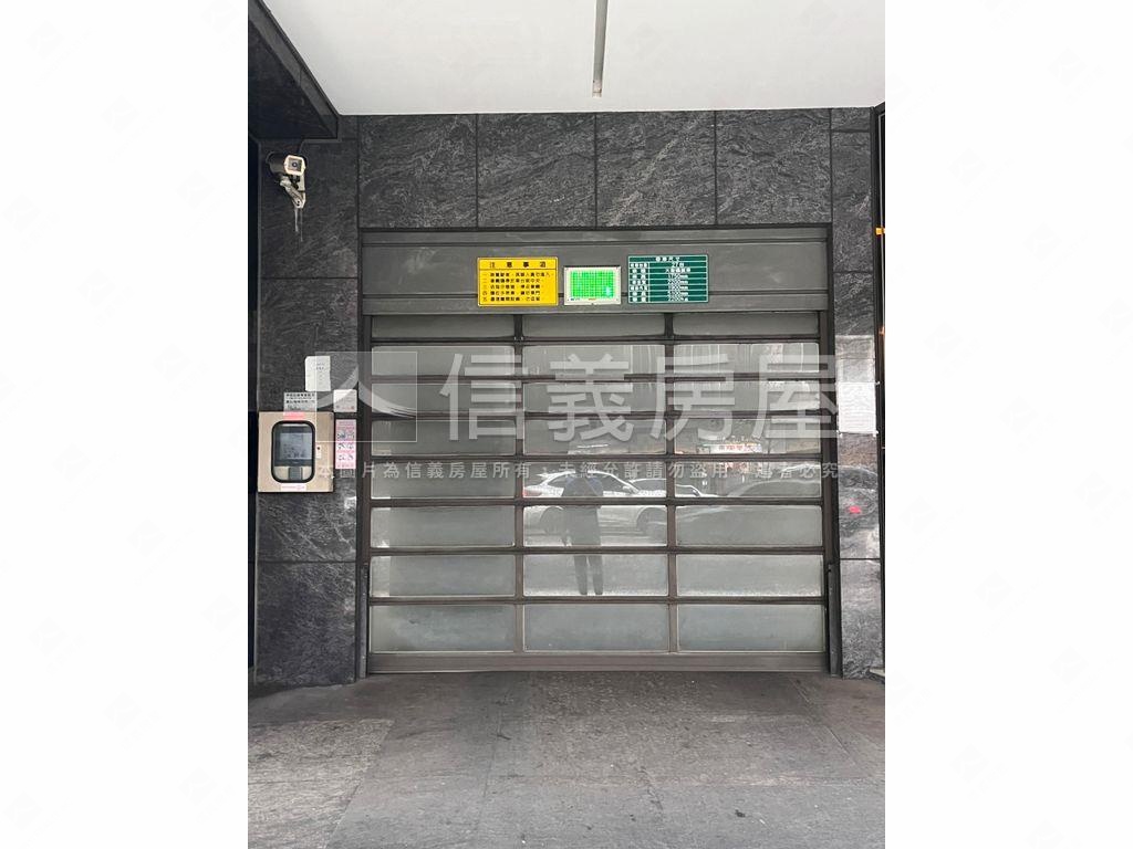 稀有民生西路休旅車位房屋室內格局與周邊環境