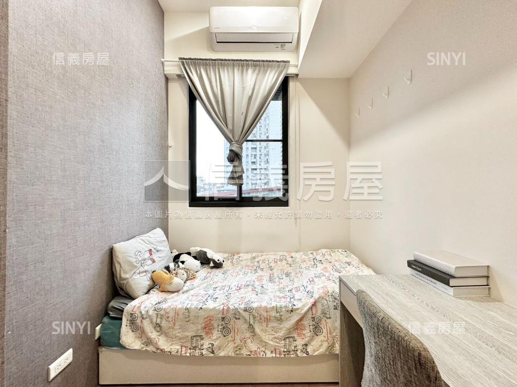 新埔站。三面採光兩房車位房屋室內格局與周邊環境