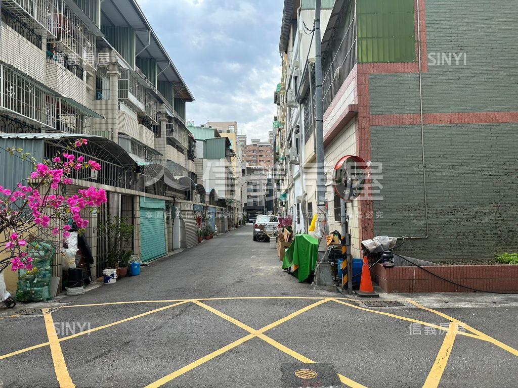 左營新民國小車庫透天房屋室內格局與周邊環境