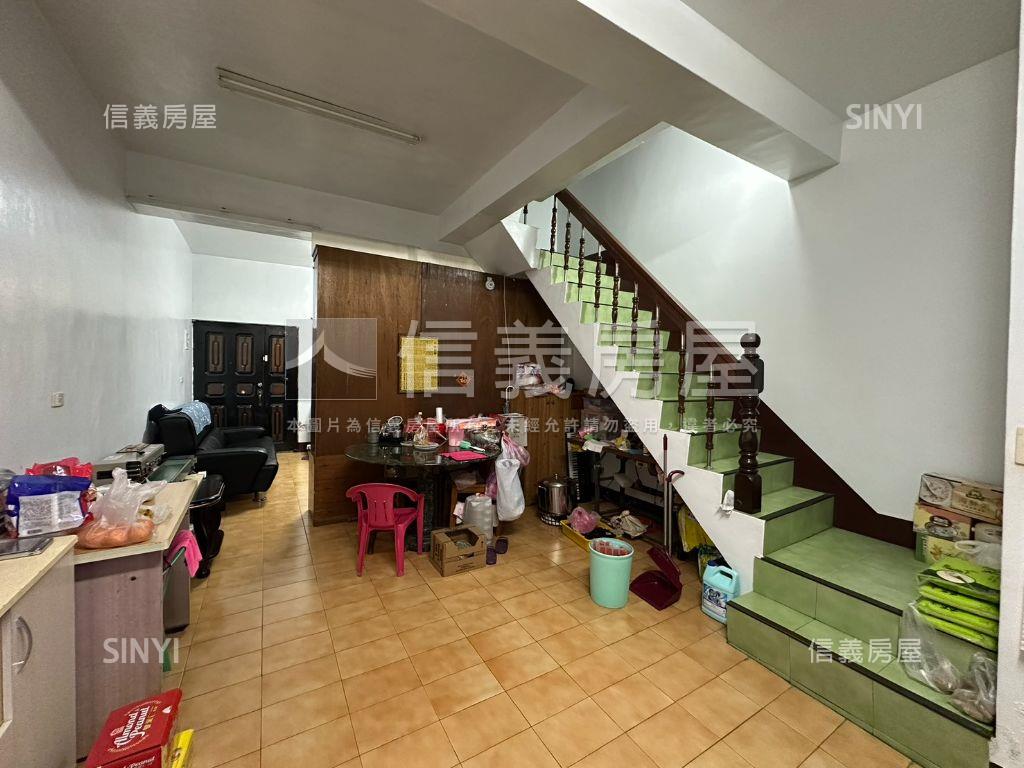 左營新民國小車庫透天房屋室內格局與周邊環境