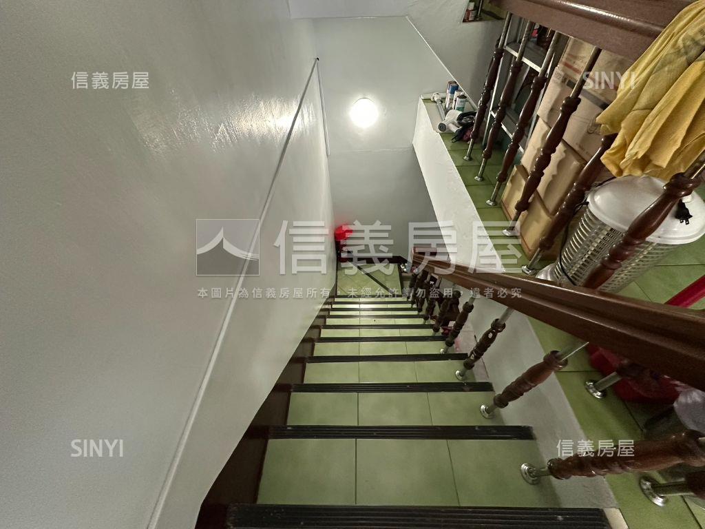 左營新民國小車庫透天房屋室內格局與周邊環境