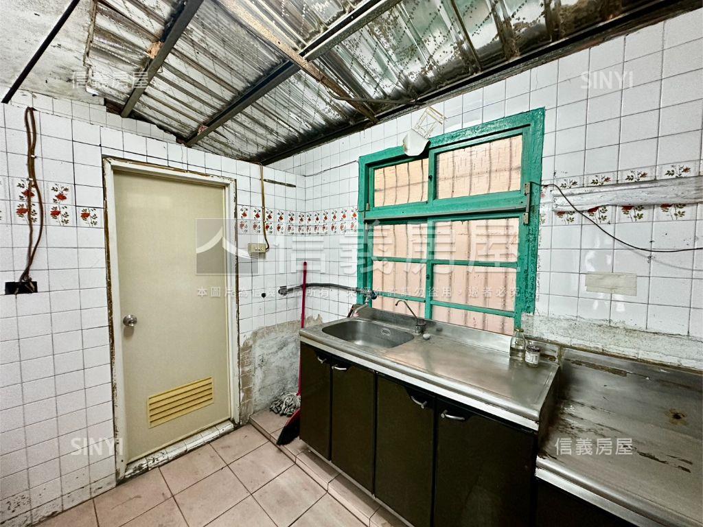 前鎮正街邊間透天房屋室內格局與周邊環境