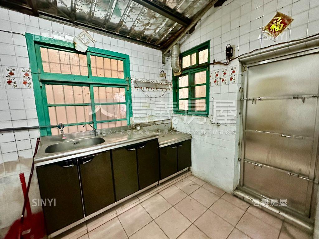 前鎮正街邊間透天房屋室內格局與周邊環境