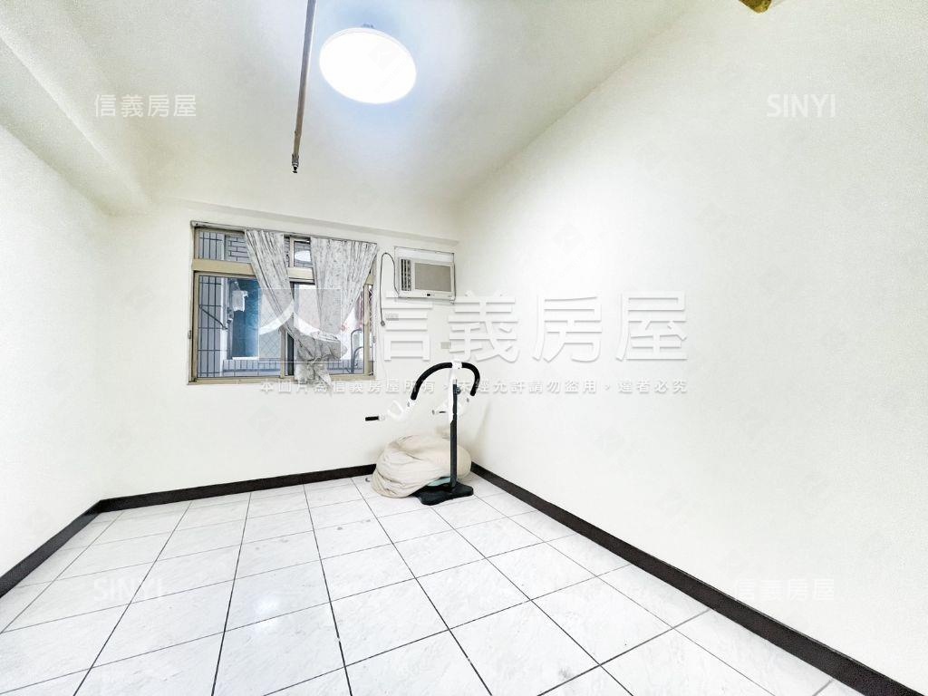 東方山莊四房車位房屋室內格局與周邊環境