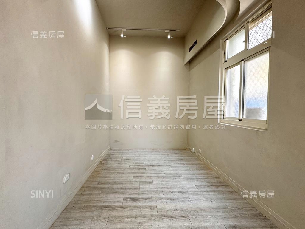 雙櫥窗文青角間美店面房屋室內格局與周邊環境