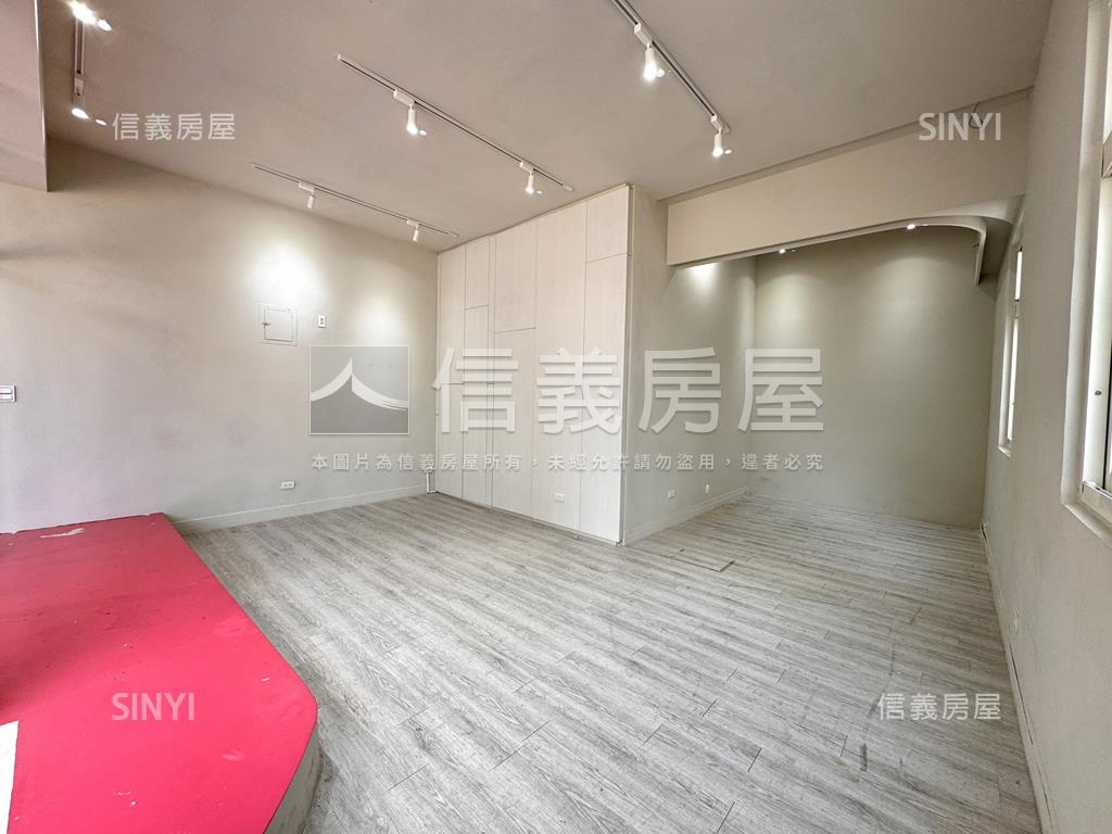 雙櫥窗文青角間美店面房屋室內格局與周邊環境
