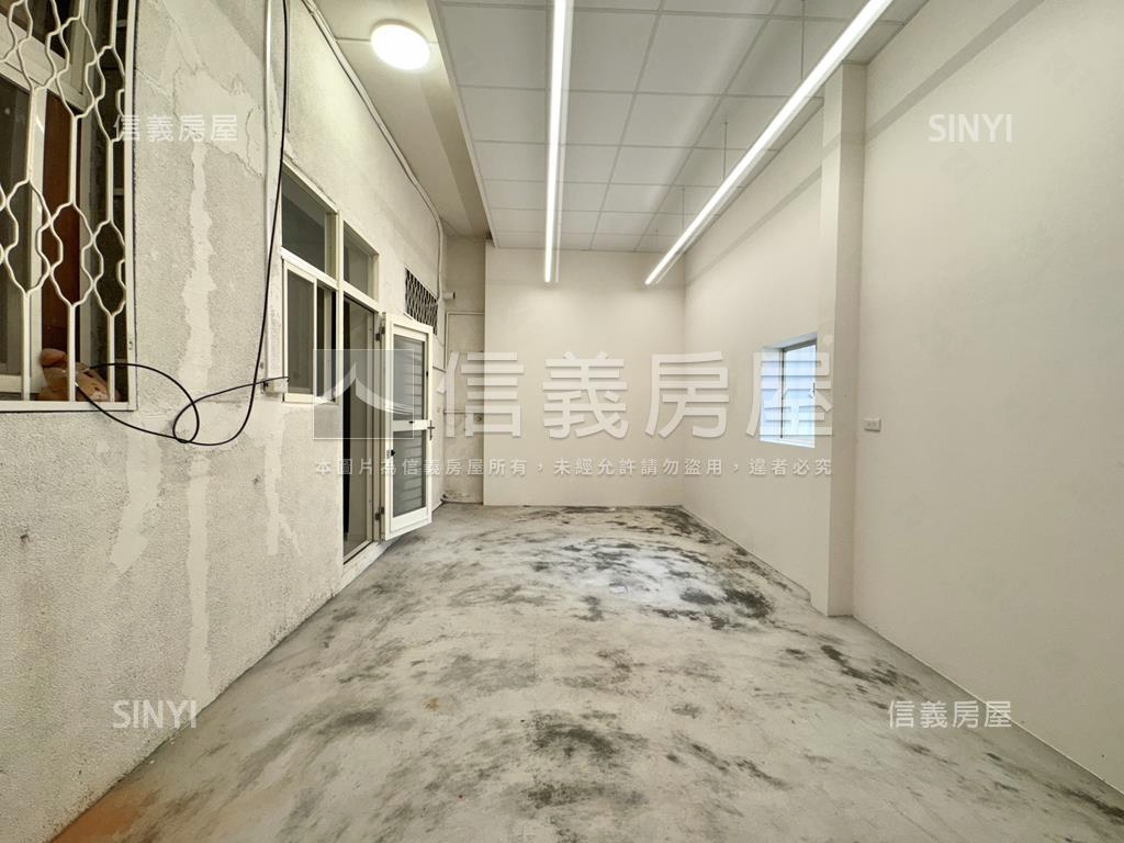 雙櫥窗文青角間美店面房屋室內格局與周邊環境