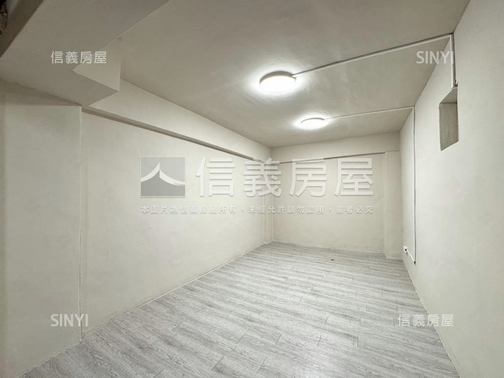 雙櫥窗文青角間美店面房屋室內格局與周邊環境