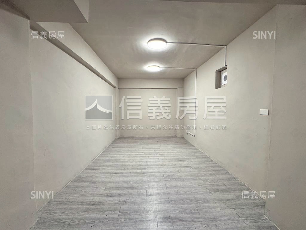 雙櫥窗文青角間美店面房屋室內格局與周邊環境