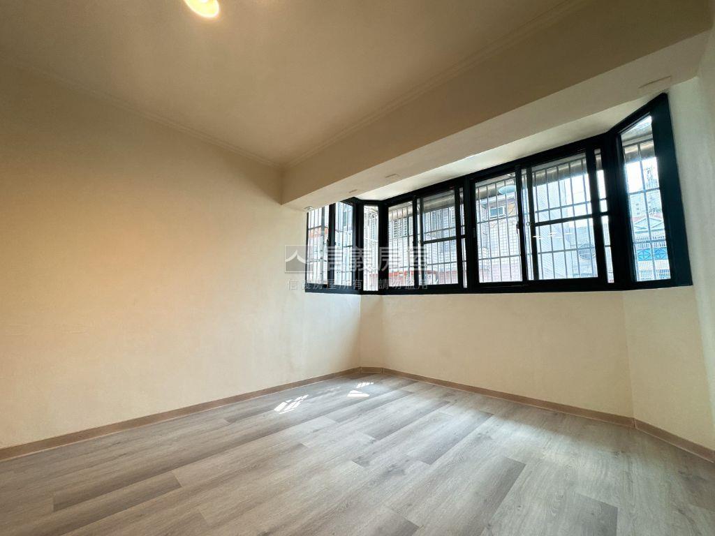 全新裝潢！次頂樓美三房房屋室內格局與周邊環境