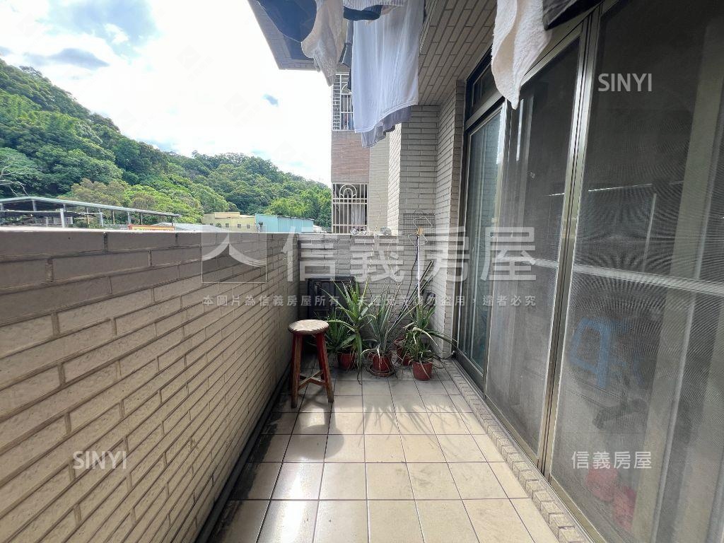 陸光經典四房車位房屋室內格局與周邊環境