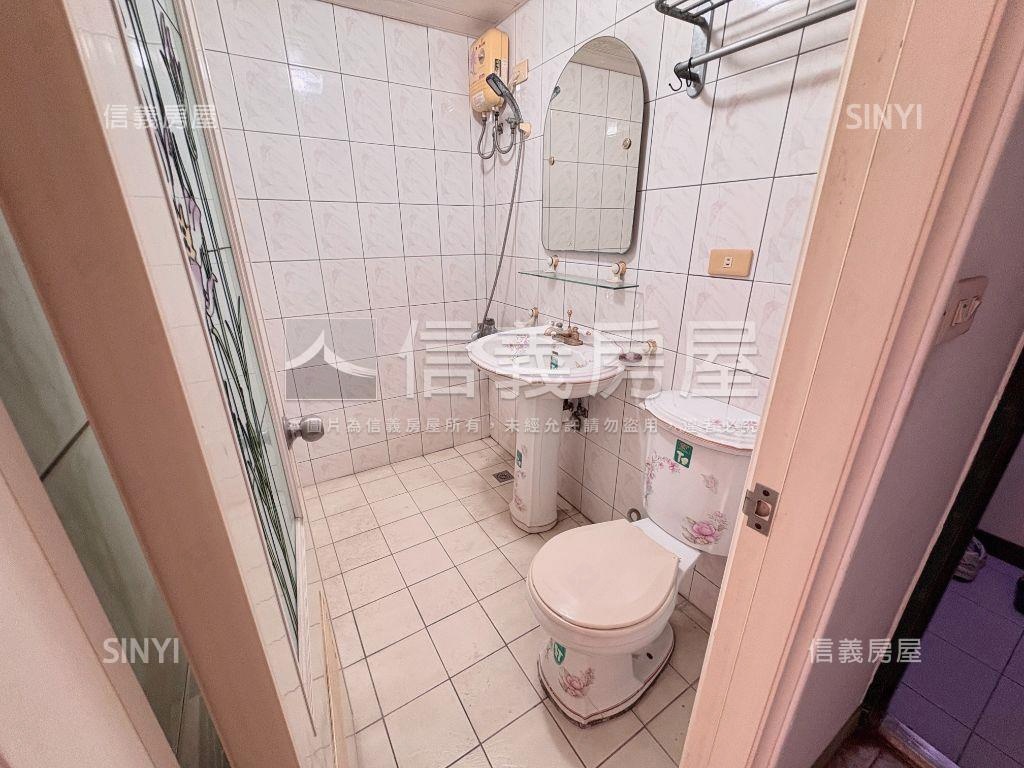 高雄火車站採光明亮大套房房屋室內格局與周邊環境