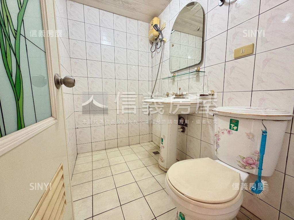 高雄火車站採光明亮大套房房屋室內格局與周邊環境