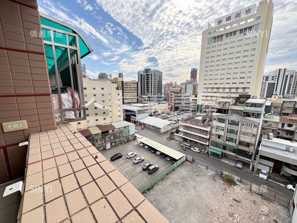 高雄火車站採光明亮大套房房屋室內格局與周邊環境