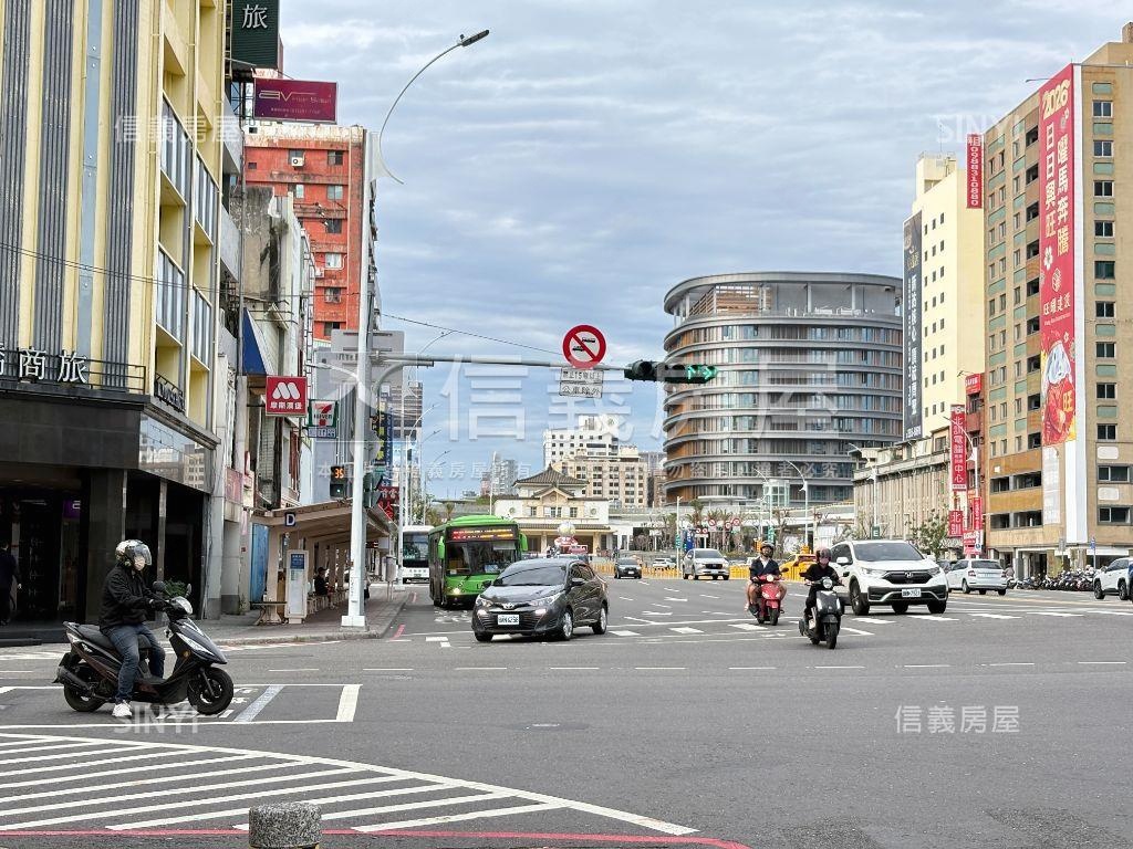 高雄火車站採光明亮大套房房屋室內格局與周邊環境