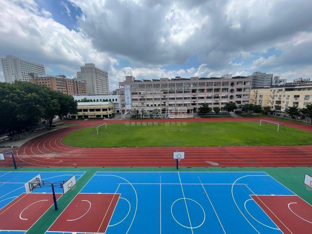 邊間採光面學校操場3房房屋室內格局與周邊環境