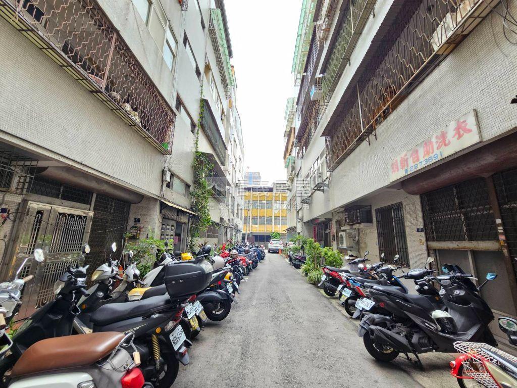 邊間採光面學校操場3房房屋室內格局與周邊環境