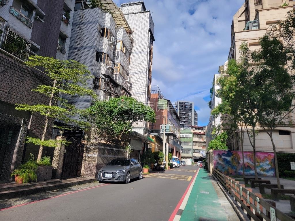 忠孝新生站低總價挑高小品房屋室內格局與周邊環境