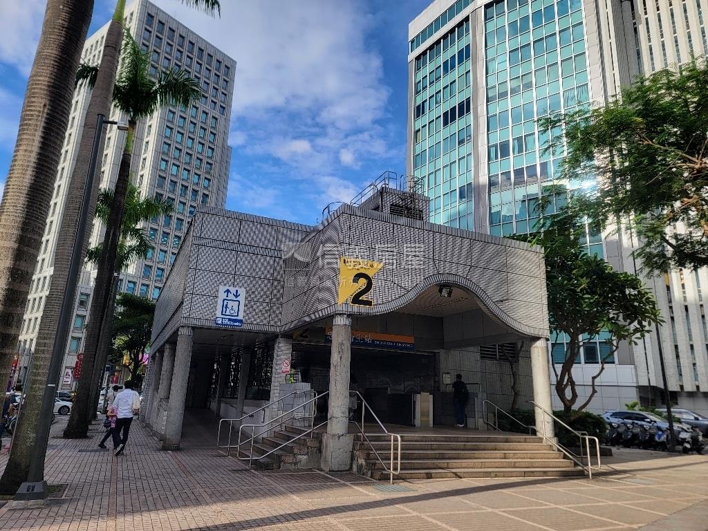 忠孝新生站低總價挑高小品房屋室內格局與周邊環境