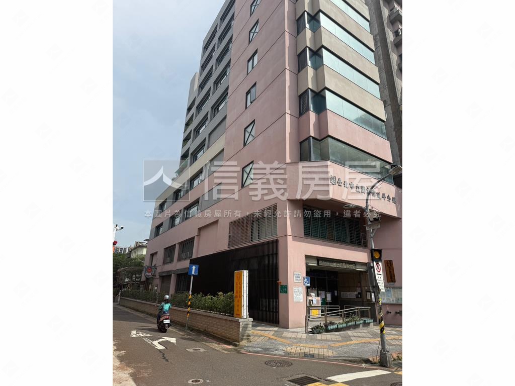 電梯精美裝潢＋車位房屋室內格局與周邊環境