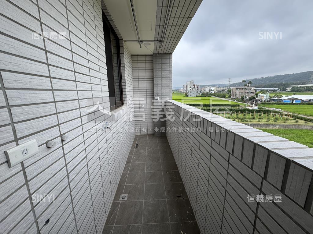 平轉誠售朝東南電梯３房房屋室內格局與周邊環境