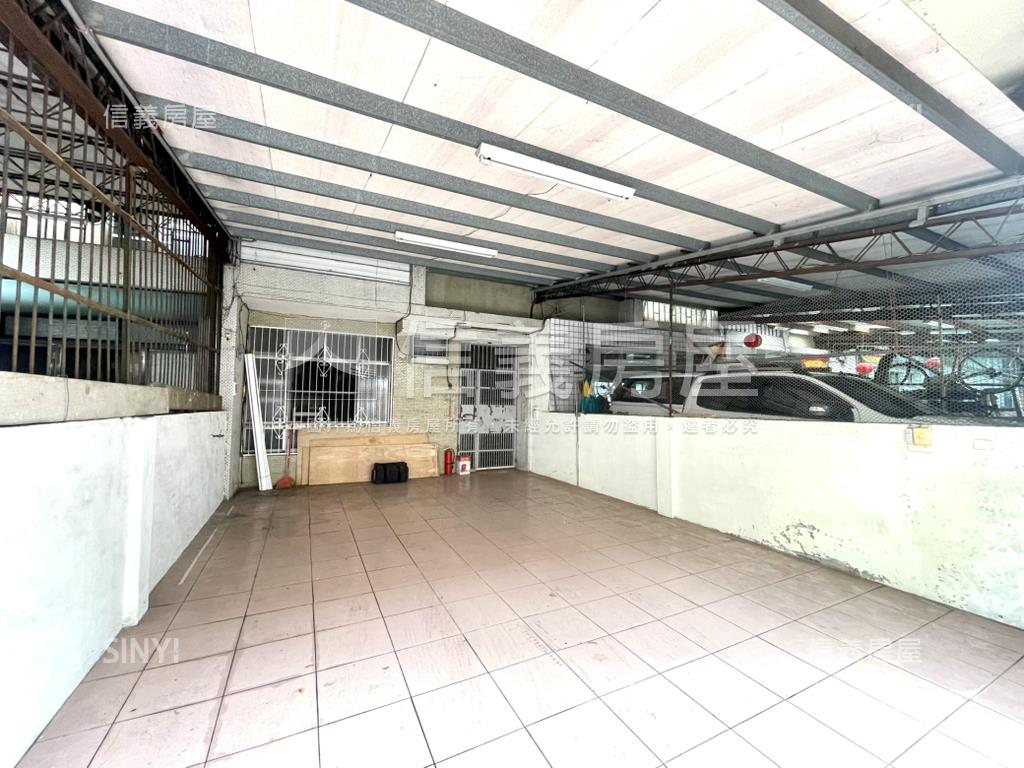 大面寬前院車庫別墅房屋室內格局與周邊環境