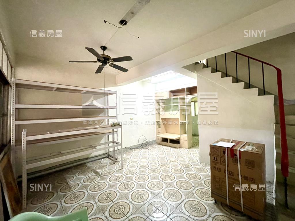 大面寬前院車庫別墅房屋室內格局與周邊環境