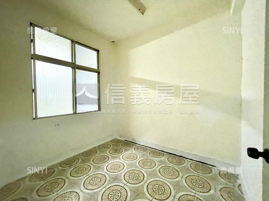 大面寬前院車庫別墅房屋室內格局與周邊環境