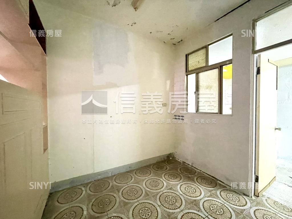 大面寬前院車庫別墅房屋室內格局與周邊環境