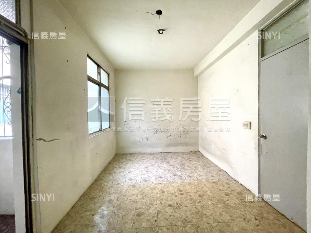 大面寬前院車庫別墅房屋室內格局與周邊環境