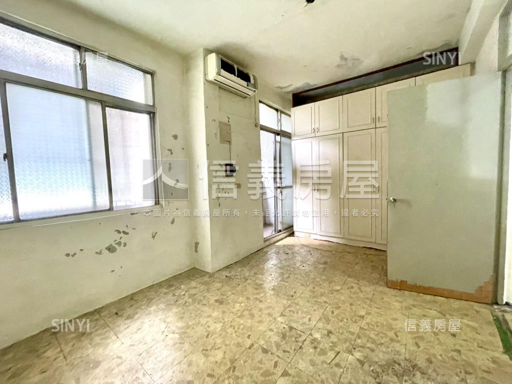 大面寬前院車庫別墅房屋室內格局與周邊環境