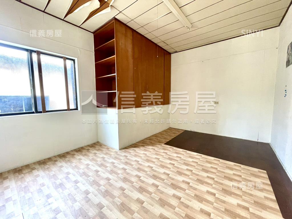 大面寬前院車庫別墅房屋室內格局與周邊環境