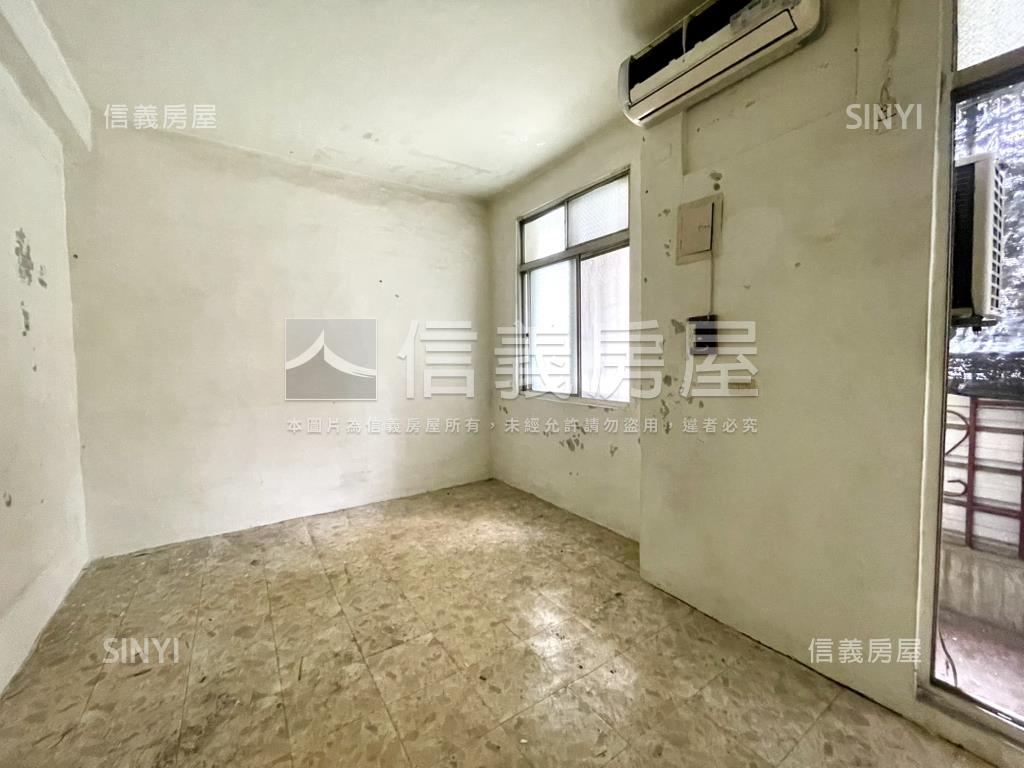 大面寬前院車庫別墅房屋室內格局與周邊環境