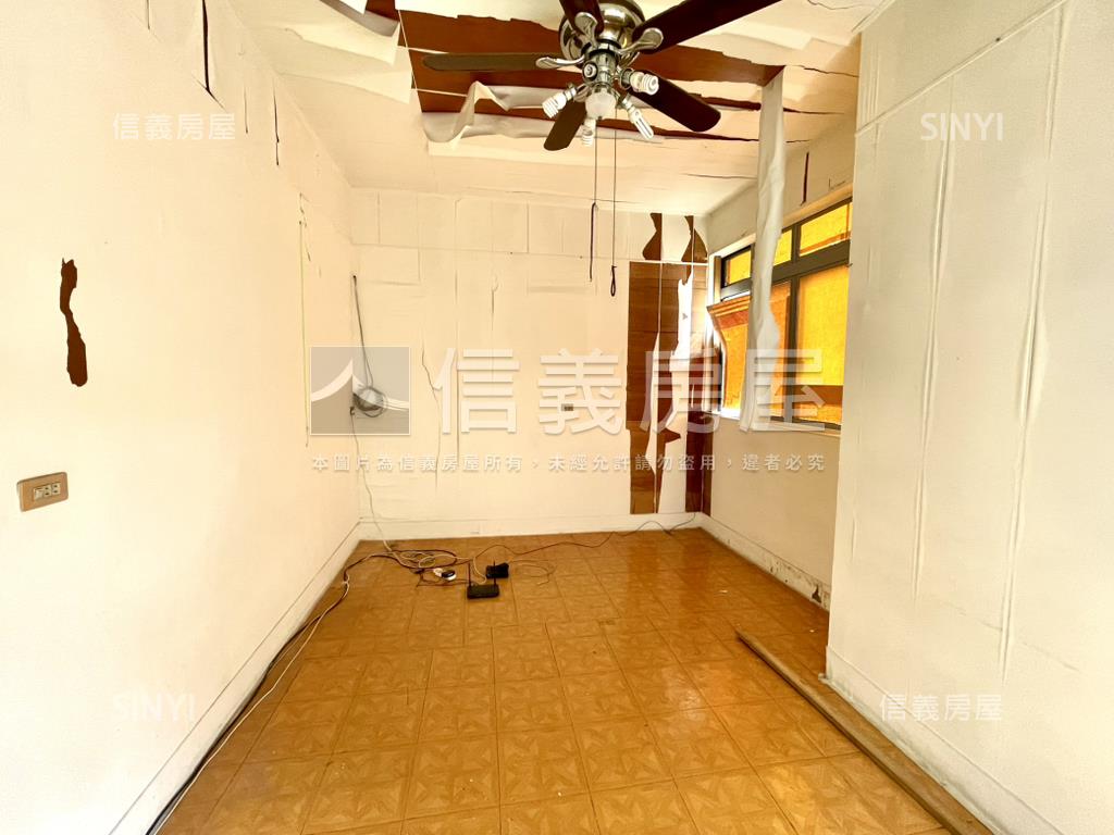 大面寬前院車庫別墅房屋室內格局與周邊環境