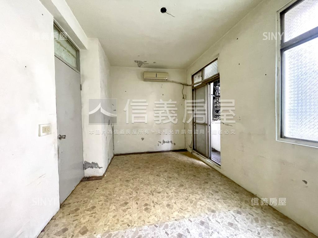 大面寬前院車庫別墅房屋室內格局與周邊環境