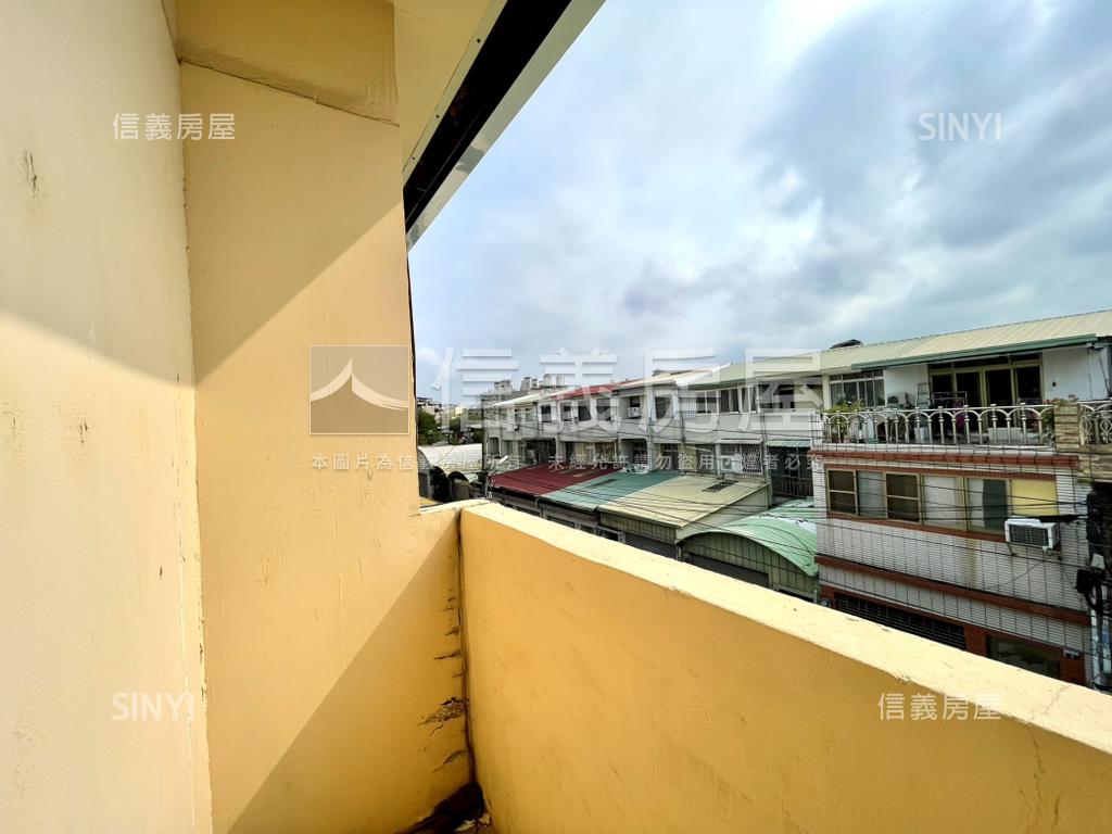 大面寬前院車庫別墅房屋室內格局與周邊環境