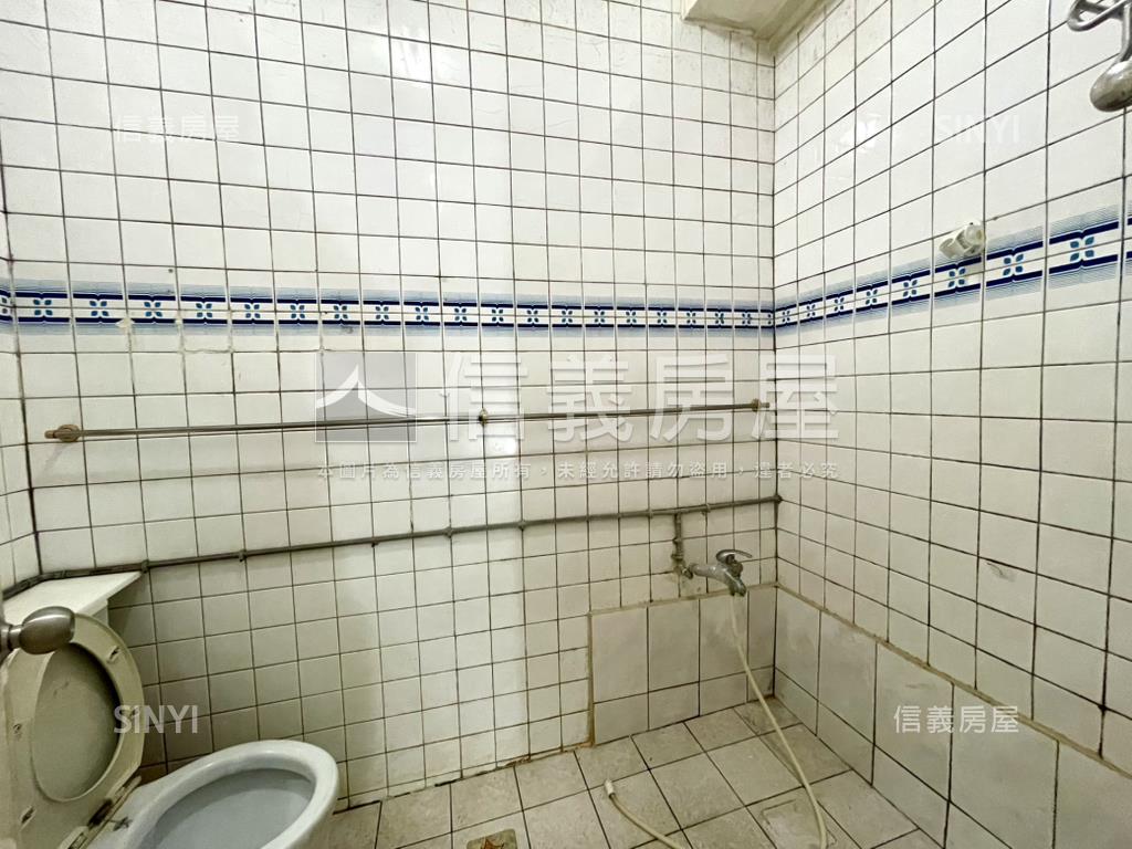 大面寬前院車庫別墅房屋室內格局與周邊環境