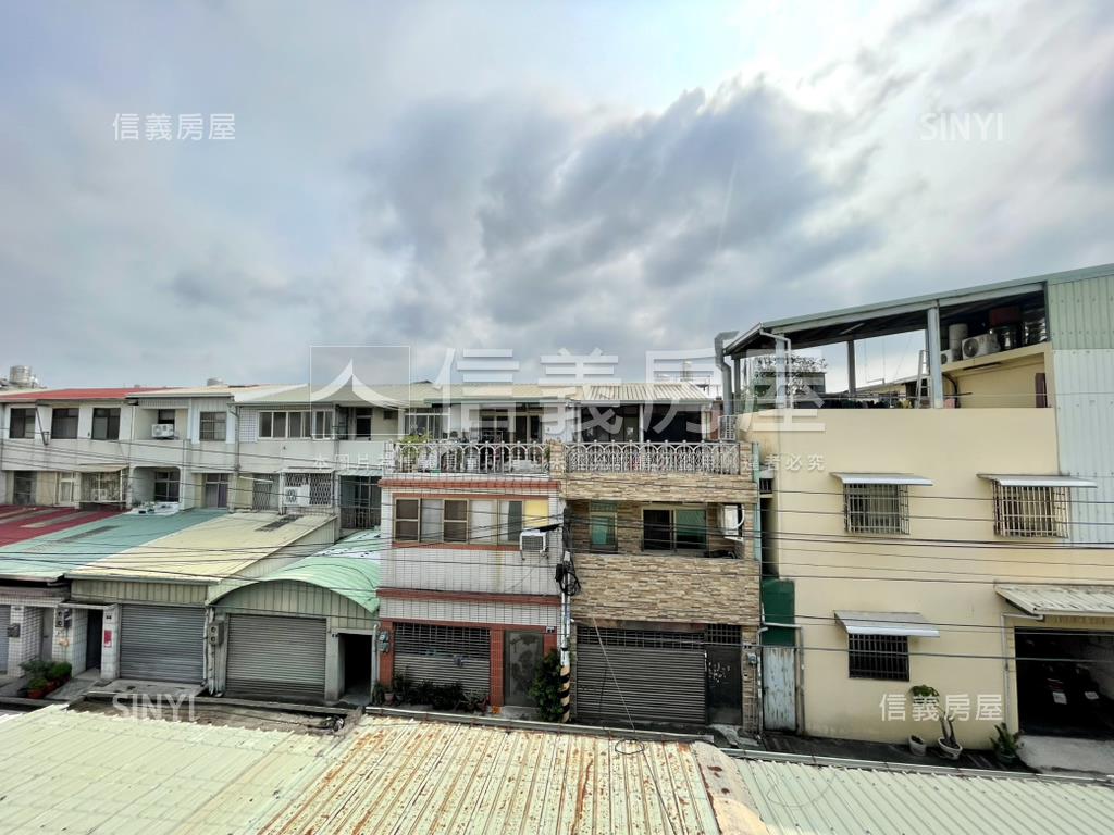 大面寬前院車庫別墅房屋室內格局與周邊環境