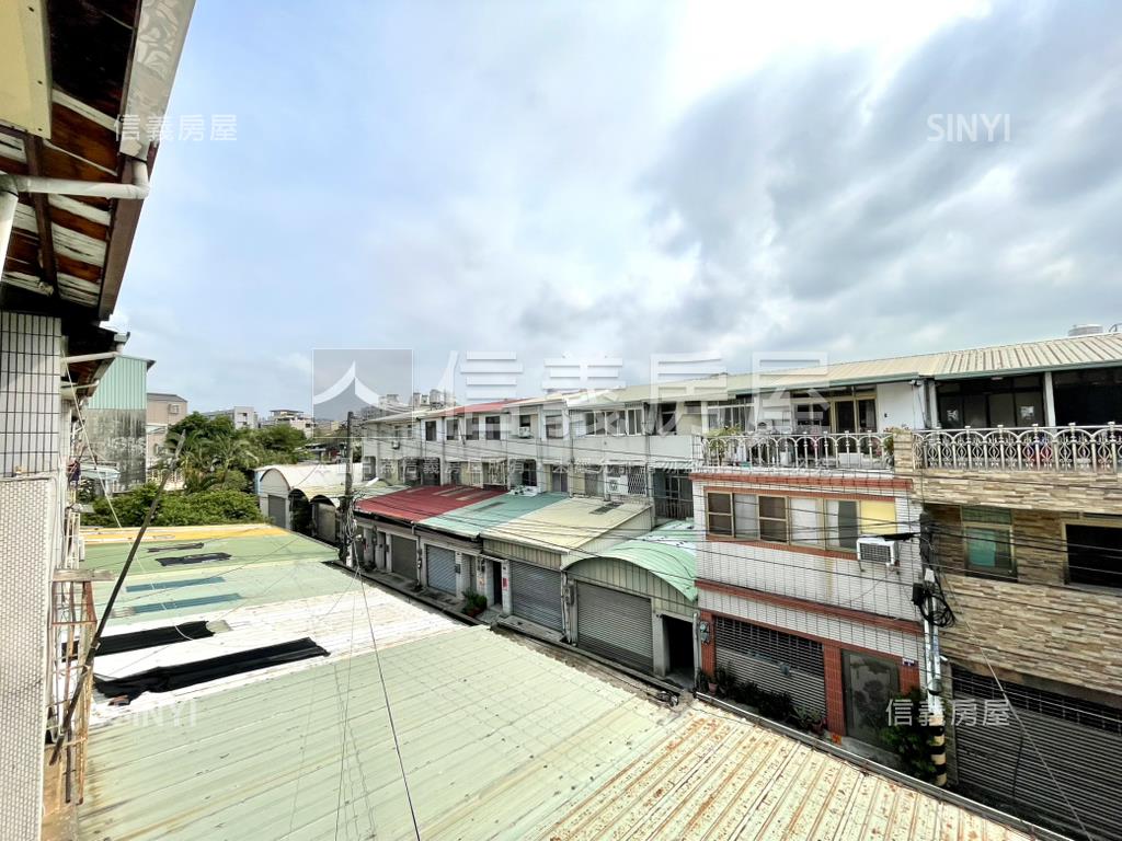 大面寬前院車庫別墅房屋室內格局與周邊環境